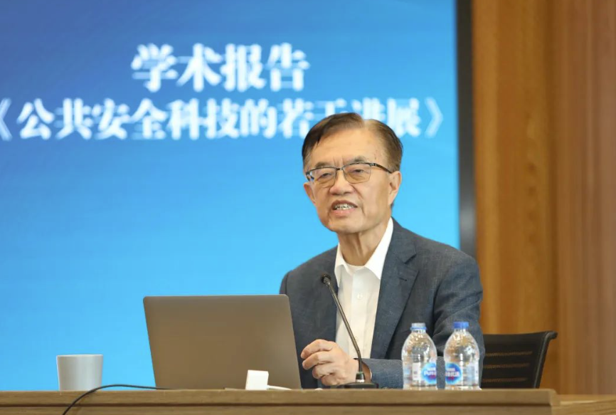 范維澄院士受聘中國建研院客座研究員、中國建研院防火所學(xué)術(shù)委員會主任 范維澄院士受聘中國建研院客座研究員、中國建研院防火所學(xué)術(shù)委員會主任